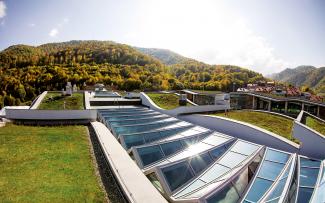 Playfully rising and falling: the green waves alternate with the zig-zag of the glass roof. © Danil Kolodin / Tim Flynn architects Extensive green roofs with glass roof areas
